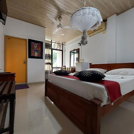 Lake Wave Hotel Anuradhapura Bagian luar foto