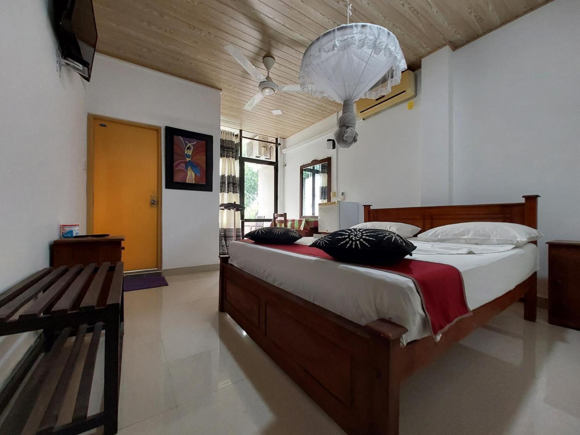 Lake Wave Hotel Anuradhapura Bagian luar foto