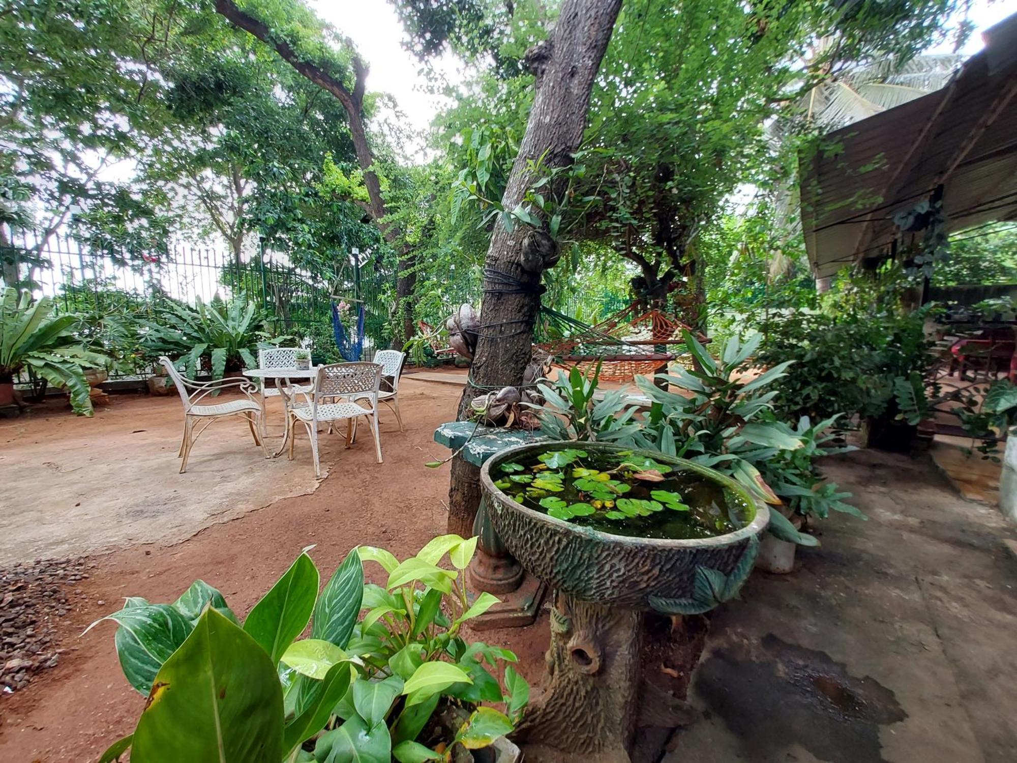 Lake Wave Hotel Anuradhapura Bagian luar foto