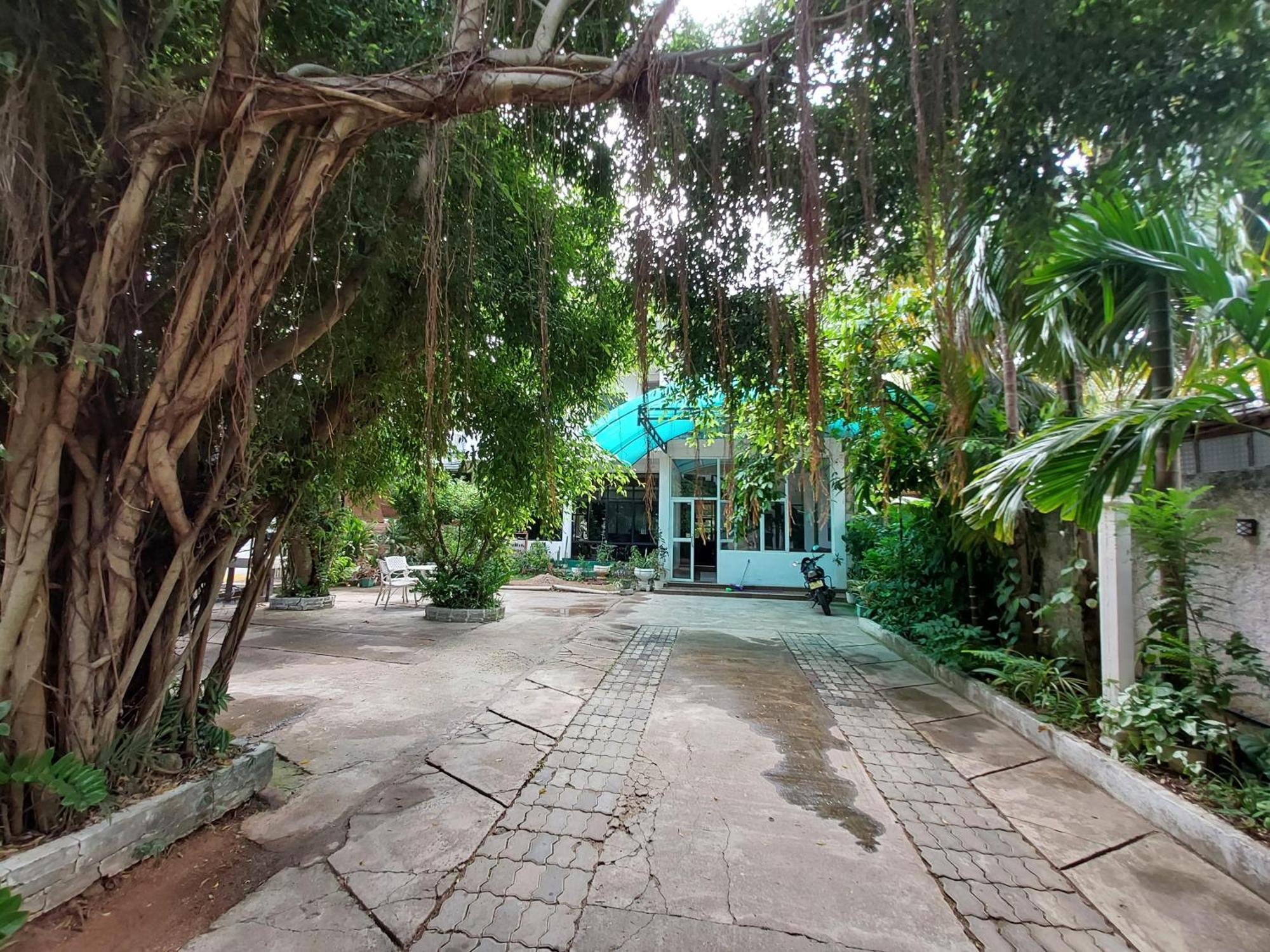 Lake Wave Hotel Anuradhapura Bagian luar foto