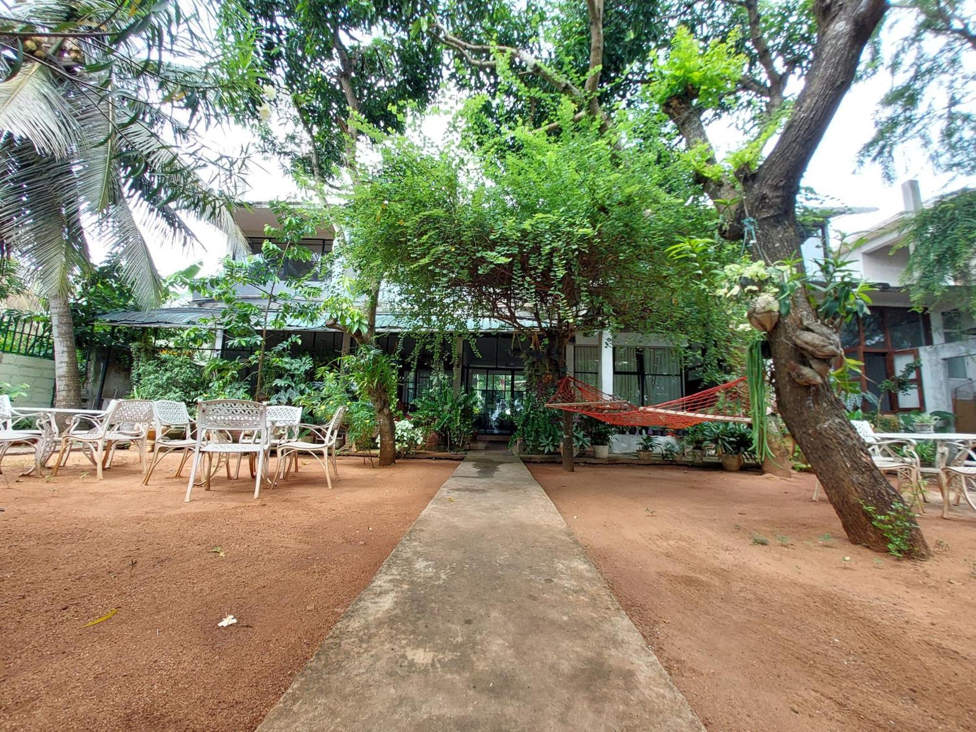 Lake Wave Hotel Anuradhapura Bagian luar foto