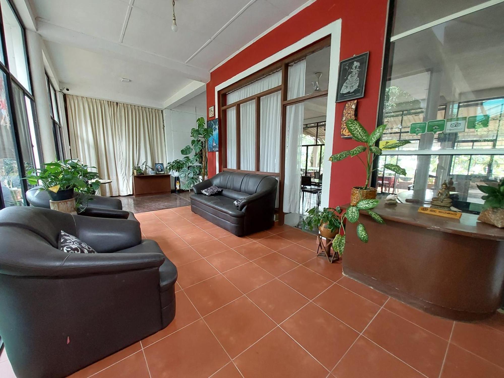 Lake Wave Hotel Anuradhapura Bagian luar foto