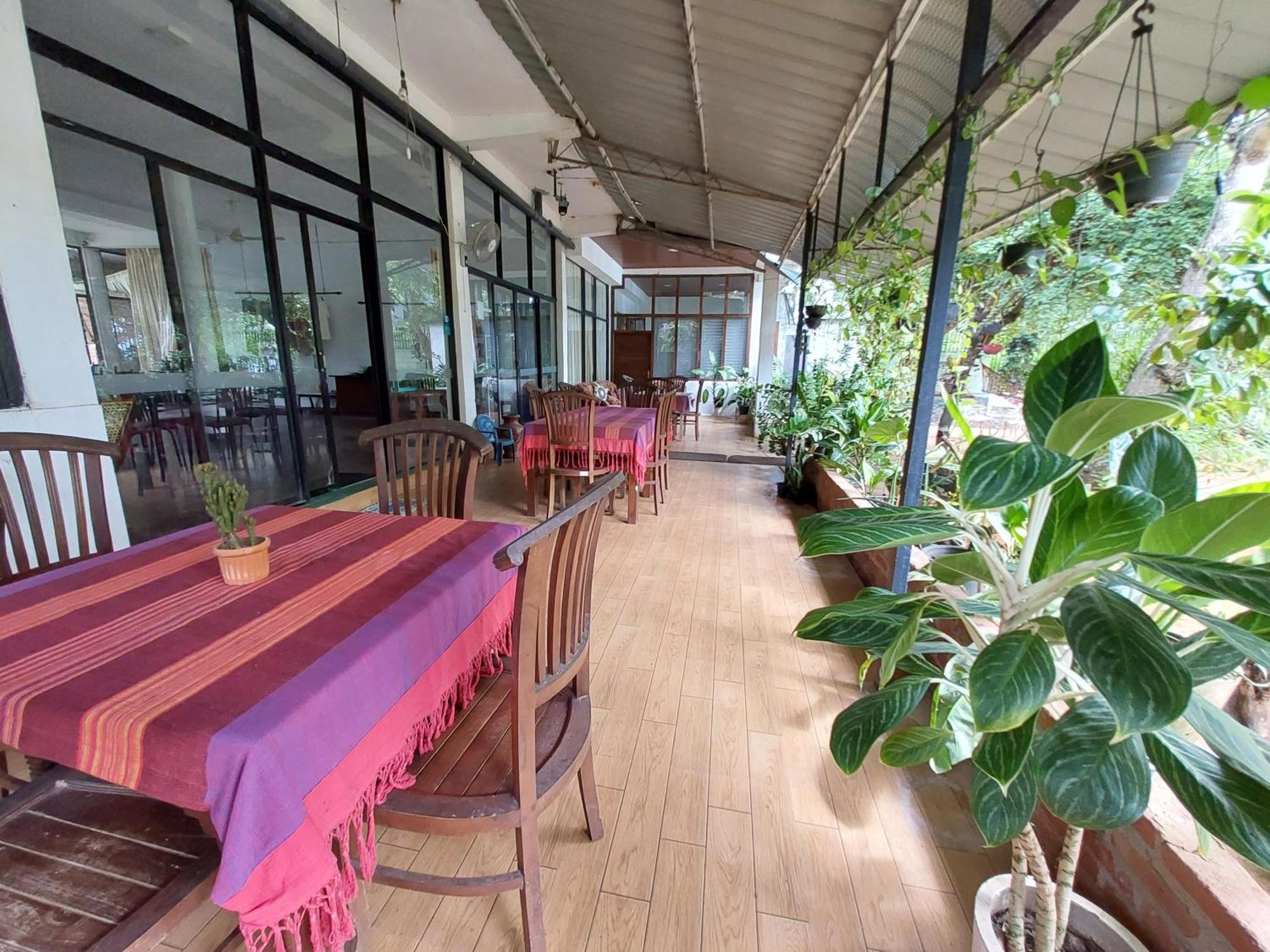Lake Wave Hotel Anuradhapura Bagian luar foto