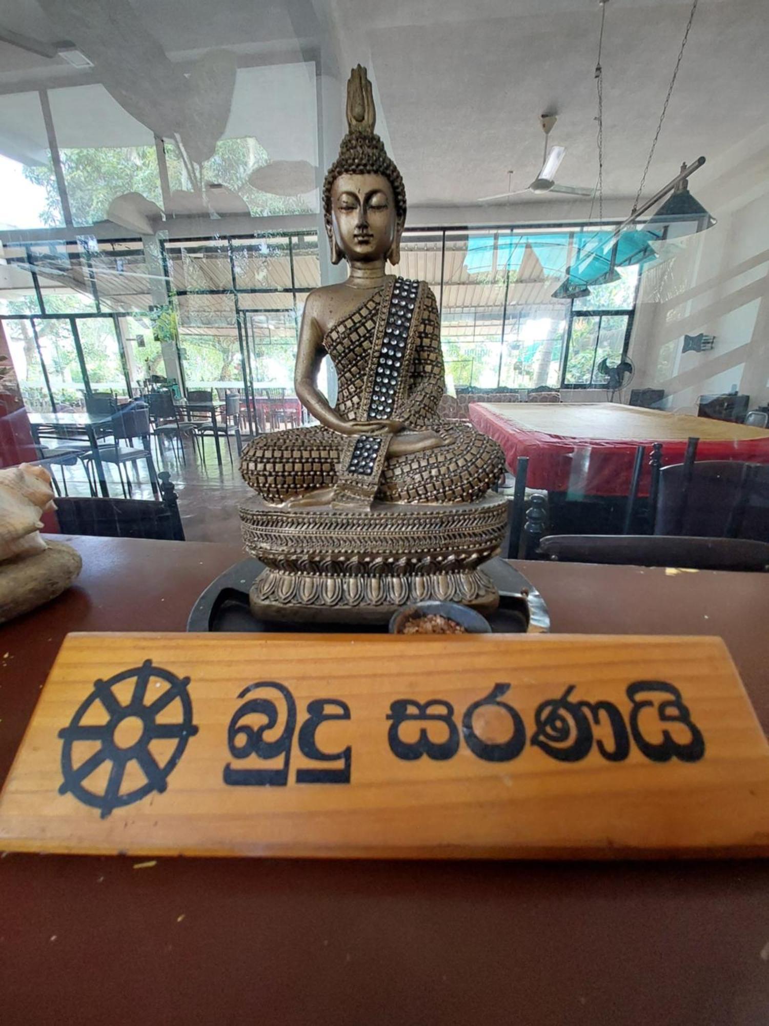Lake Wave Hotel Anuradhapura Bagian luar foto
