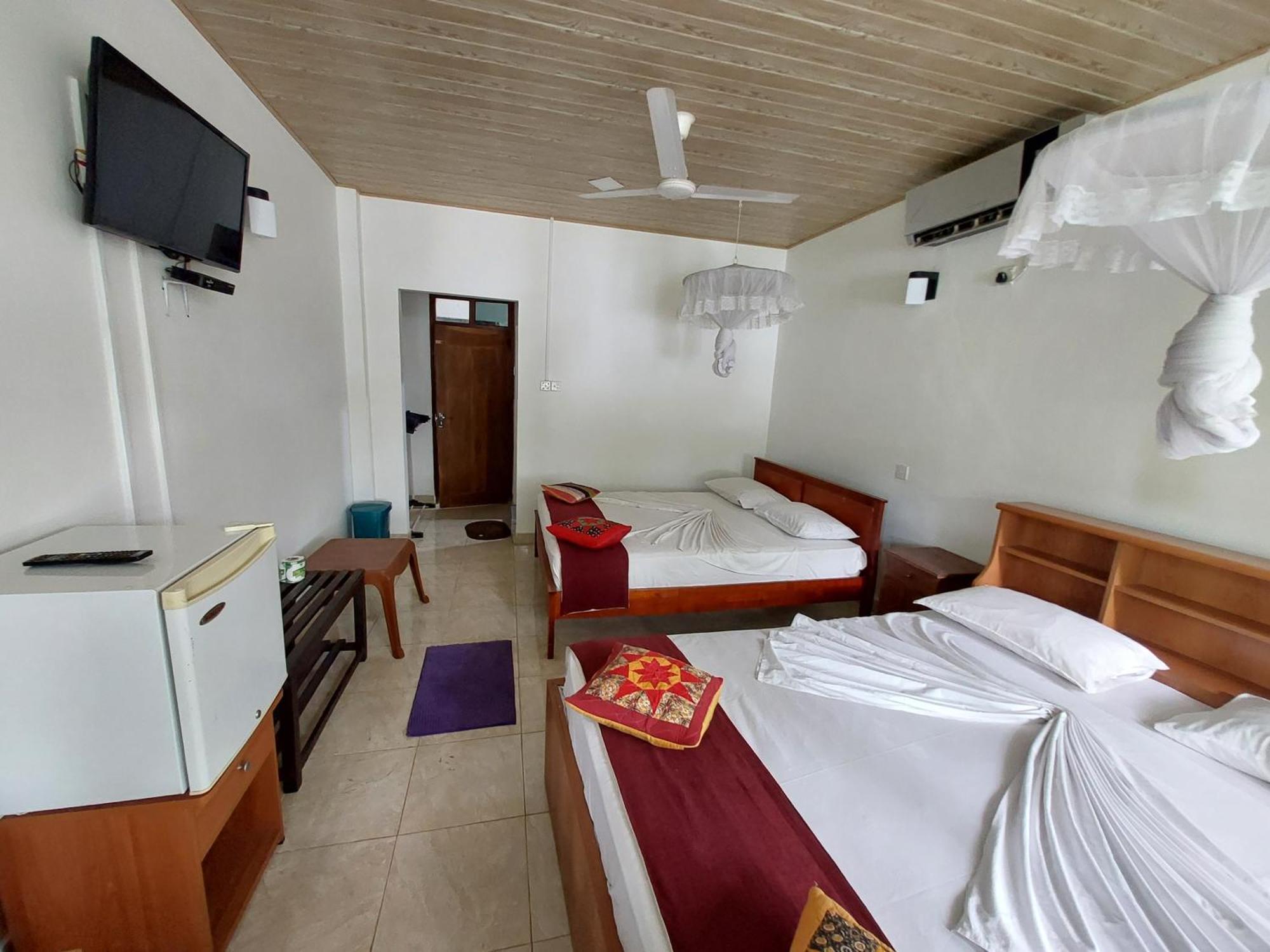 Lake Wave Hotel Anuradhapura Bagian luar foto
