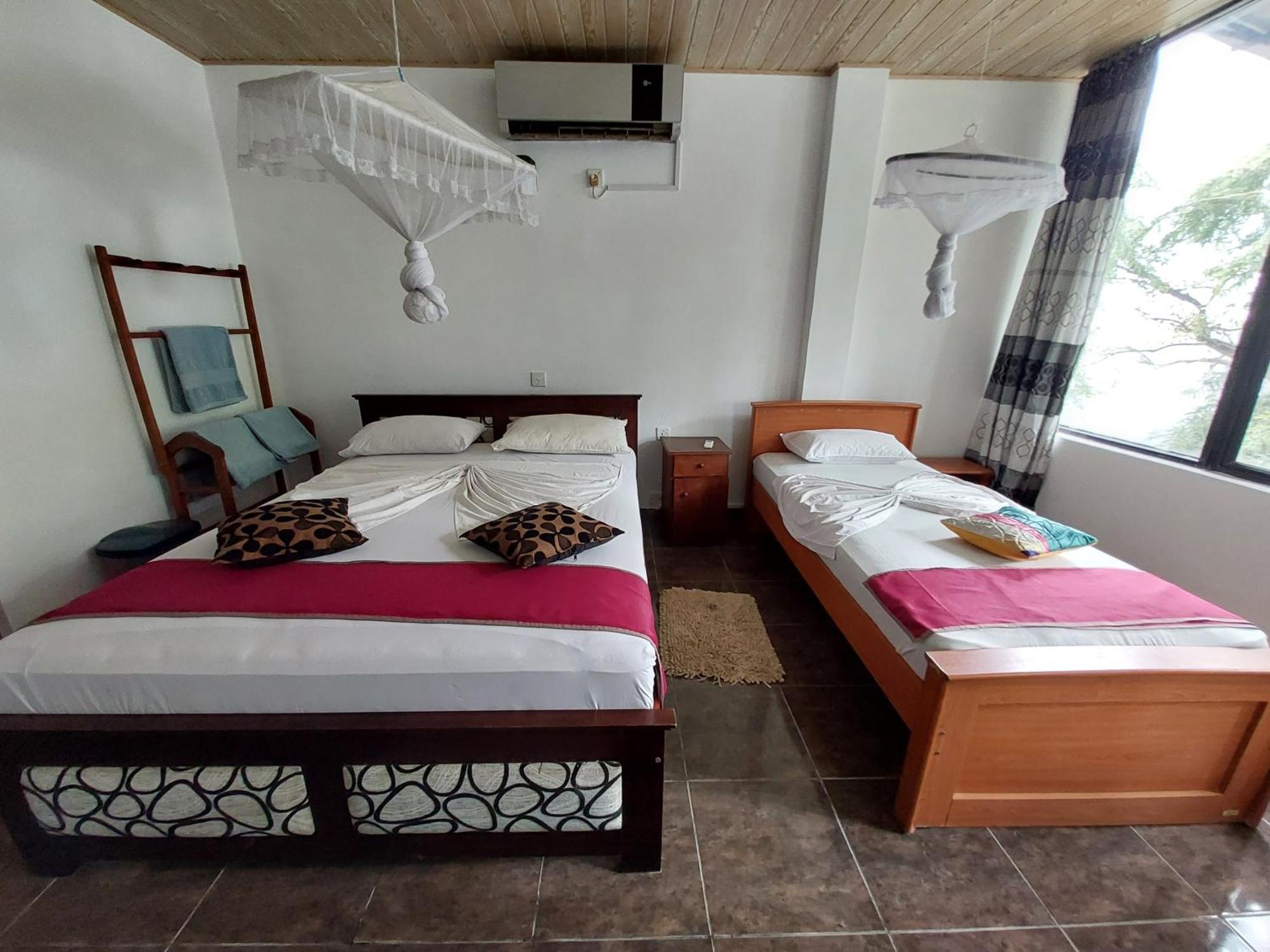 Lake Wave Hotel Anuradhapura Bagian luar foto
