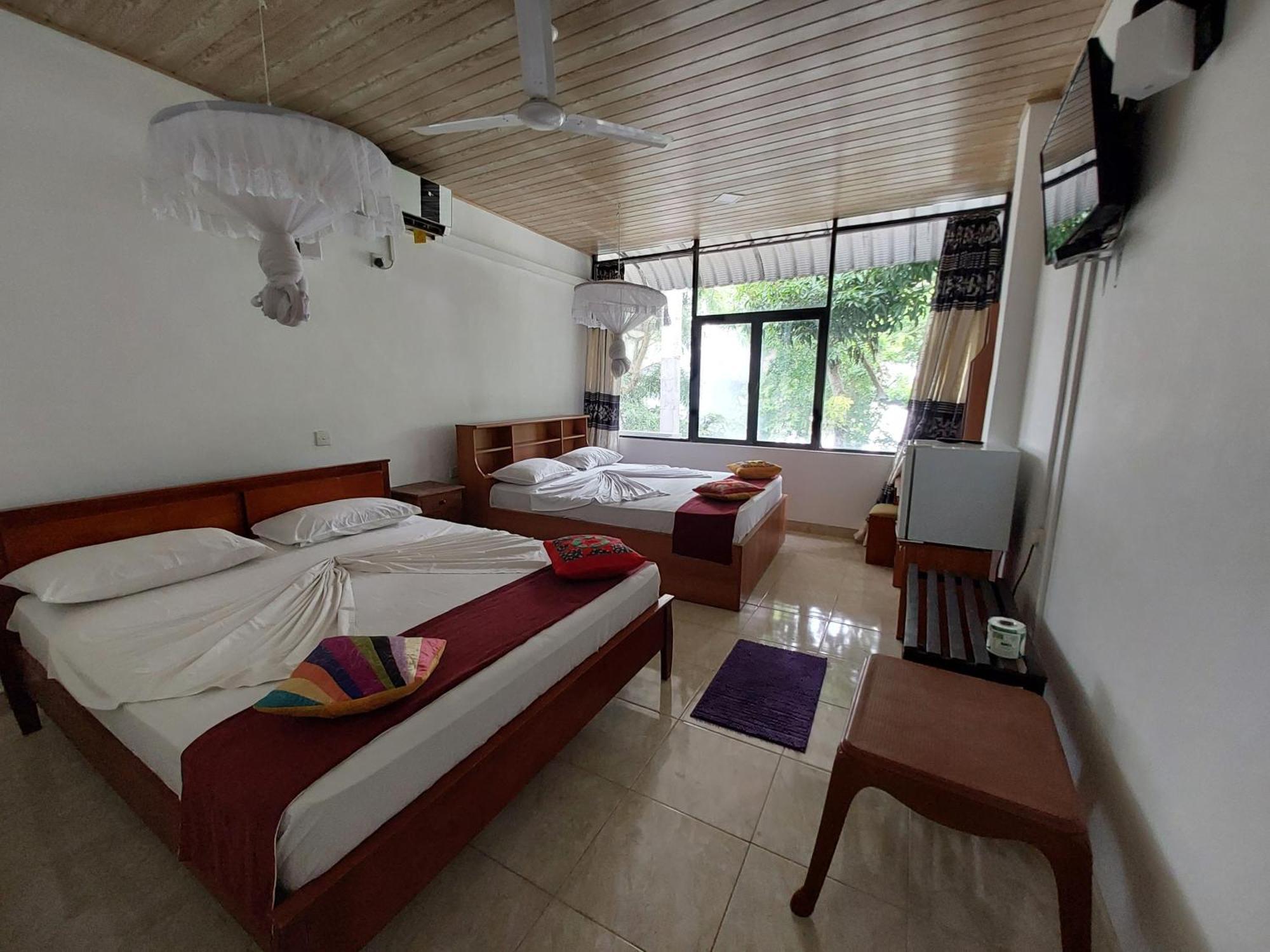 Lake Wave Hotel Anuradhapura Bagian luar foto