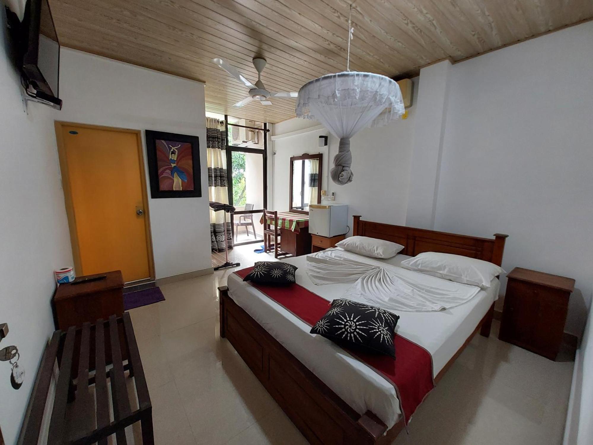 Lake Wave Hotel Anuradhapura Bagian luar foto